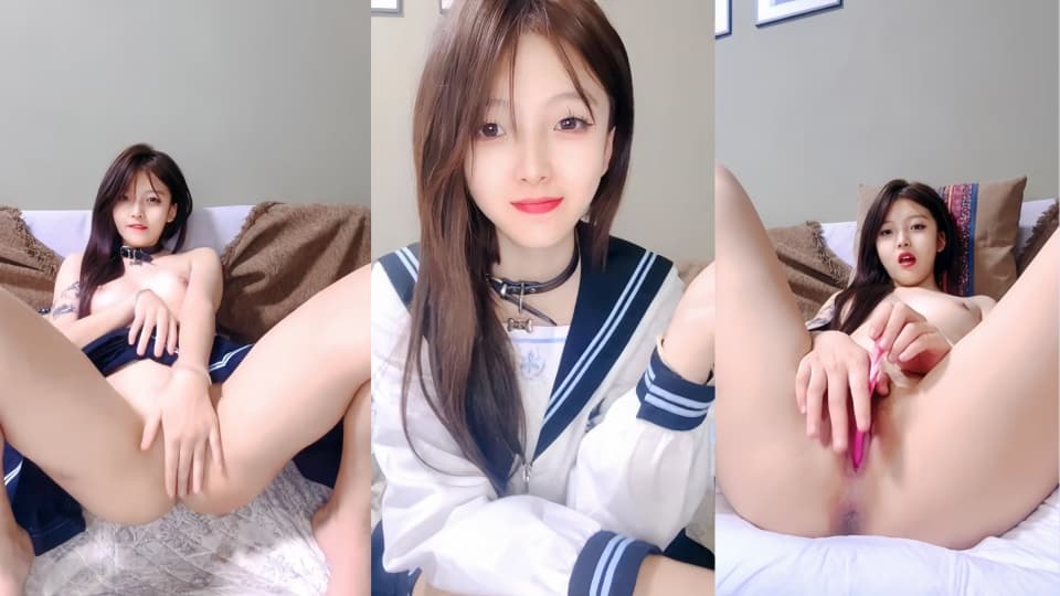 打着舌钉的风骚小妹，颜值很高跟狼友撩骚互动听指挥，揉奶玩逼看特写，肛塞爆菊好刺激，跳蛋塞逼里道具抽插